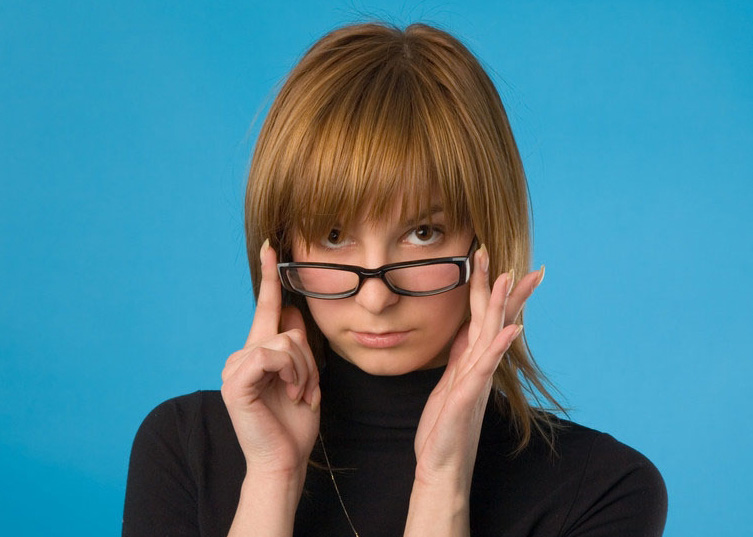 自己的視力突然下降怎么回事？