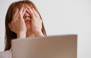 電腦顯示器你會(huì)擺放嗎？你的同事是否在用它輻射你？